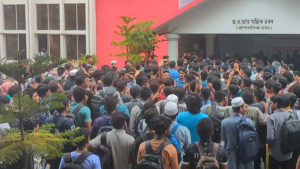 হলে আবাসন ভাতার দাবিতে চবির প্রশাসনিক ভবনে তালা
