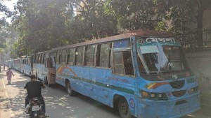 হাফ ভাড়া প্রতিবাদে আহত ঢাকা কলেজ শিক্ষার্থী, মেঘলা পরিবহনের ১৩ বাস আটক