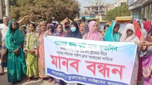 নারায়ণগঞ্জে গ্যাসের লাইন সংস্কার দাবিতে মানববন্ধন-সড়ক অবরোধ
