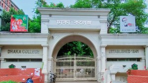 ঢাকা কলেজের সামনে দুপুরে শিক্ষার্থীদের অবস্থান, যানজট