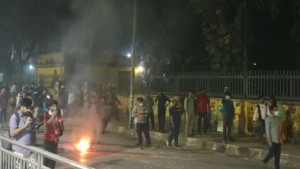 শাহবাগে দফায় দফায় সংঘর্ষ, যান চলাচল বন্ধ