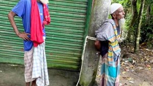 সুদের টাকা না পেয়ে বৃদ্ধকে খুঁটিতে বেঁধে নির্যাতন, ছবি ভাইরাল