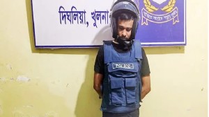 খুলনায় যৌথ অভিযানে অস্ত্রসহ আসামি রিপন গ্রেফতার