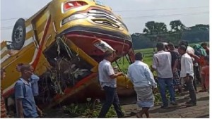শ্যামলী পরিবহণের ধাক্কায় উল্টে গেলো বাস- নিহত ২, আহত ১০