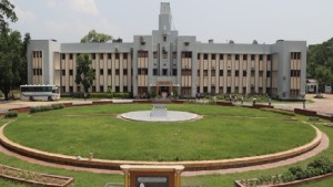 ভোটারদের আকৃষ্ট করতে গানে গানে প্রচারণা চালাচ্ছেন রাকসু প্রার্থীরা