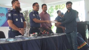 তিন লাখ ৬০ হাজার টাকা ও হারানো ১০৮টি মোবাইল উদ্ধার করে ফেরত দিলো পুলিশ