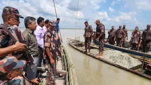 তিস্তা নদীতে অবৈধ পাথর উত্তোলনে প্রশাসনের অভিযান, ধ্বংস ১৩টি নৌকা