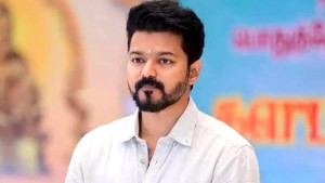 পদদলিত হয়ে ৪০ জনের মৃত্যু, বিজয়ের বিরুদ্ধে মামলা