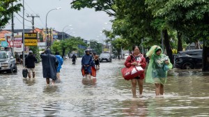 ইন্দোনেশিয়ায় আকস্মিক বন্যায় ১৪ জনের মৃত্যু