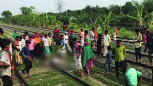 সন্তান হারানোর শোকে ট্রেনের নিচে ঝাঁপ দিলেন বাবা