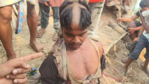 চোর সন্দেহে যুবকের মাথা ন্যাড়া