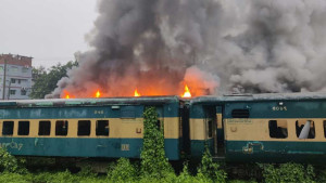 চট্টগ্রামে বৃষ্টির মধ্যে ট্রেনের ২ পরিত্যক্ত বগিতে আগুন