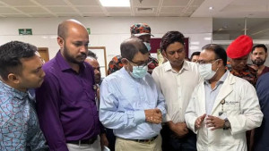 কদমতলীর বিস্ফোরণে দগ্ধ দুজনকে দেখতে হাসপাতালে স্বাস্থ্যমন্ত্রী
