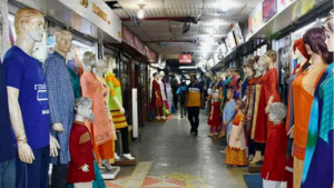 রাজধানী ৭টার পরও দোকানপাট খোলা, মানছেন না নির্দেশনা