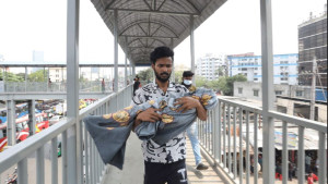 যুবকের কোলে হাম আক্রান্ত শিশুর মরদেহ, ছবি ভাইরাল