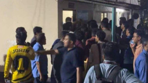 শাহবাগে সাংবাদিক-ডাকসু নেতা-ছাত্রদলের সংঘর্ষ