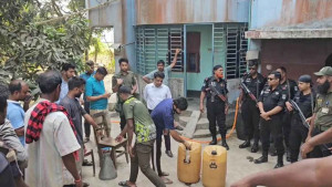নাটোরে বাড়ির টয়লেট থেকে ১০৮ লিটার ডিজেল জব্দ