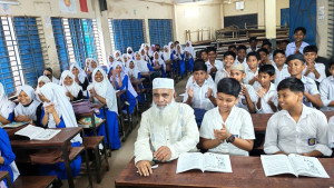শ্রেণিকক্ষে সংসদ সদস্য, শিক্ষার্থীদের সাথে শুনলেন ক্লাস