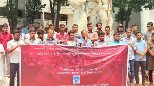 সাংবাদিকদের ওপর হামলার প্রতিবাদে ঢাবি সাংবাদিক সমিতির মানববন্ধন
