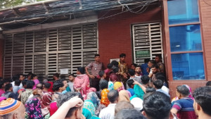 বনানীতে ‘আমাকে বাঁচান’ লেখা চিরকুটে ভবন ঘিরে উত্তেজনা