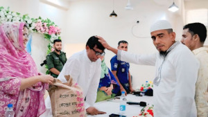 সরকারি বীজেই ফলাবেন ফসল, এমপির মাথা ছুঁয়ে কৃষকের অঙ্গিকার