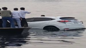 ফেরি থেকে নদীতে পড়ে গেল প্রাইভেটকার