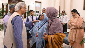 ওসমান হাদির পরিবারকে ফ্ল্যাটের দলিল তুলে দিলেন প্রধান উপদেষ্টা