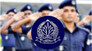যাত্রাবাড়িতে ব্যাগ তল্লাশির সময় পুলিশ সদস্যকে ছুরিকাঘাত