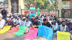 পরিবহন না দেয়ায় চবি মূল ফটকে তালা