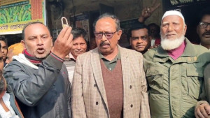 আওয়ামী লীগ কার্যালয়ের তালা খুলে দিলেন বিএনপি নেতা