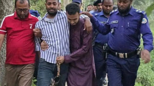 ডান্ডাবেড়ি পায়ে বাবার জানাজায় ছাত্রলীগ নেতা