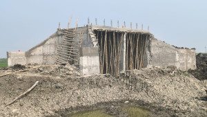 পাবনায় উদ্বোধনের আগেই ধসে পড়ছে নতুন সেতু