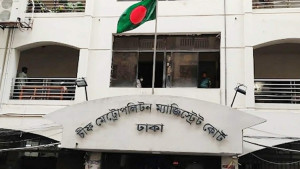 বিদেশে উচ্চশিক্ষার নামে প্রতারণার অভিযোগ, আদালতের সামনে ভুক্তভোগীদের মানববন্ধন