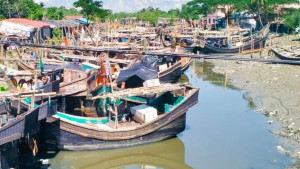 বৈরী আবহাওয়ায় ট্রলার চলাচল বন্ধ, অনিশ্চয়তায় এইচএসসি পরীক্ষার্থীরা