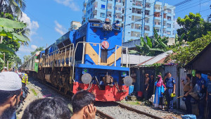 কুষ্টিয়ায় চলন্ত ট্রেনে দুই যাত্রীকে ছুরিকাঘাতের অভিযোগ টিটিইর বিরুদ্ধে