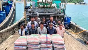 মায়ানমারে সিমেন্ট পাচারকালে দুই বোটসহ আটক ২০