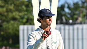 কাউন্টি ক্রিকেটে অভিষেকেই ৯ উইকেট তুলে ম্যাচসেরা হলেন হাসান মাহমুদ