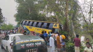 সিরাজগঞ্জে যাত্রীবাহী বাসের চাপায় স্বামী-স্ত্রীসহ তিনজন নিহত