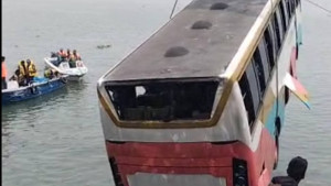 দৌলতদিয়া ফেরিঘাটে এস বি সুপার ডিলাক্স বাস দুর্ঘটনা: সর্বশেষ পরিস্থিতি