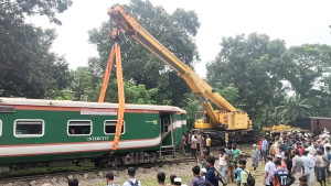 গৌরীপুরে বিজয় এক্সপ্রেসের লাইনচ্যুত ৩ বগি উদ্ধার