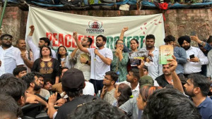 এবার ‘থালা-চামচ’ নিয়ে বিক্ষোভে নামছে ককরোচ পার্টি