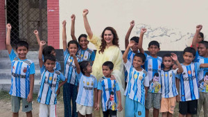 ‘গোড়া থেকে বুড়ো সবাই আর্জেন্টিনা’, খুদে ভক্তদের সঙ্গে কেয়া পায়েল