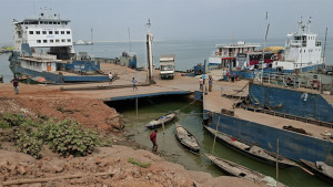 দৌলতদিয়ায় ফের নদীতে পড়ল যাত্রীবাহী বাস