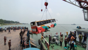 দৌলতদিয়া ফেরিঘাটে এস বি সুপার ডিলাক্স বাস দুর্ঘটনা: সর্বশেষ পরিস্থিতি