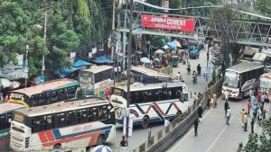 মহাখালীতে বাস উল্টে হেলপারের মৃত্যু, আহত ২