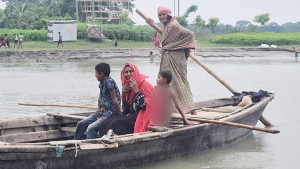 উত্তাল ঢেউ কিংবা অভাব কোনো কিছুই থামাতে পারেনি তাসলিমার বৈঠা হাতে সংগ্রামী  জীবন