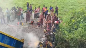কুষ্টিয়ায় পাথরবোঝাই ট্রাক উল্টে চালক-হেলপার নিহত