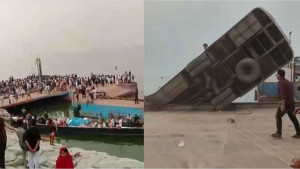 পানির ৩০ ফুট নিচে থাকা বাসটি এখন ৮০ ফুট গভীরে