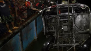 ৬ ঘণ্টা পর পদ্মায় ডুবে যাওয়া বাস উদ্ধার