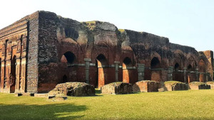 চাঁপাইনবাবগঞ্জ সীমান্তে ৫০০ বছরের প্রাচীন দারাসবাড়ি মসজিদ